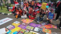 Ribuan Massa Demo DPR: Tolak Solusi Pemerintah yang Palsu Ribuan Massa Demo DPR: Tolak Solusi Pemerintah yang Palsu