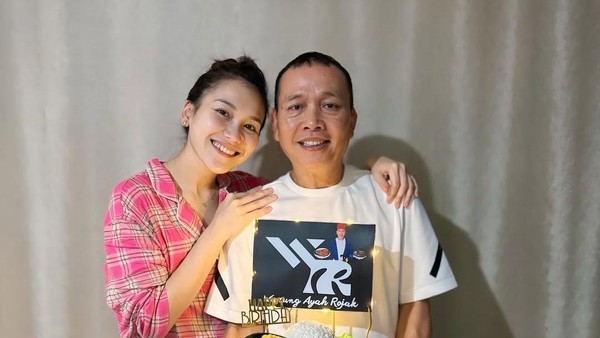 Ayu Ting Ting Ulang Tahun: Kejutan Romantis Ayah Ojak?