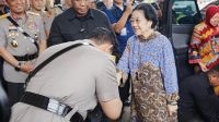 Kapolri_Cium_Tangan_Megawati_Sikap_Hormat_pada_Ibu_Bangsa-1 Kapolri Cium Tangan Megawati: Sikap Hormat pada Ibu Bangsa