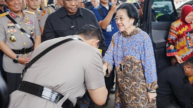 Kapolri Cium Tangan Megawati: Sikap Hormat pada Ibu Bangsa
