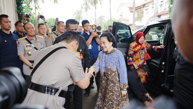 Kapolri Hormati Megawati, Cium Tangan di Ulang Tahun Istri Hoegeng